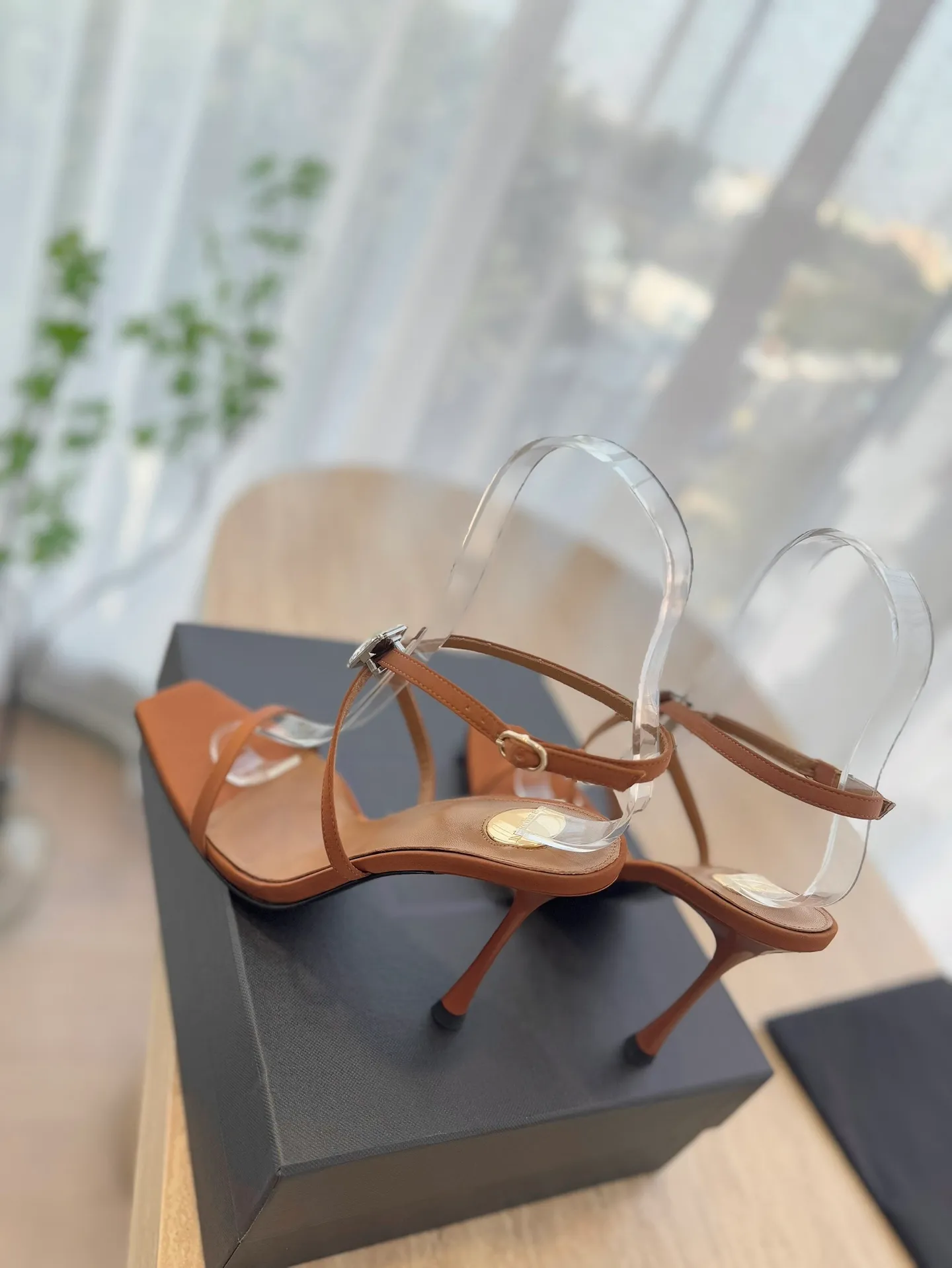 👟👟Ex-factory price 520👟👟 High version "SAINT LAUREN*" Saint Laurent YSL 25ss/spring and summer new catwalk style large rhinestone high-heeled shoes and sandals. Only YSL understands women's hearts best and does not accept refutation. It is a super invincible feminine artifact and a must-have for women (z-product full-body customization, own molded hardware accessories, perfect consistency). Compare the differences between pictures and goods on the market. ✔Upper: Customized imported calf patent leather/silk ✔Lining: Imported 🐑sheep leather ✔Sole: Imported genuine leather outsole ✔Heel height: 10.5cm ✔Number of yards: 35-39 (40 can be customized and non-returnable) (Full set of packaging)